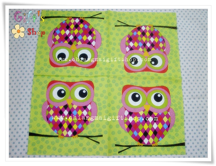 กระดาษแนปกิ้น ลายนกฮูกลายสี่เหลี่ยมข้าวหลาบตัด พื้นหลังสีเขียว