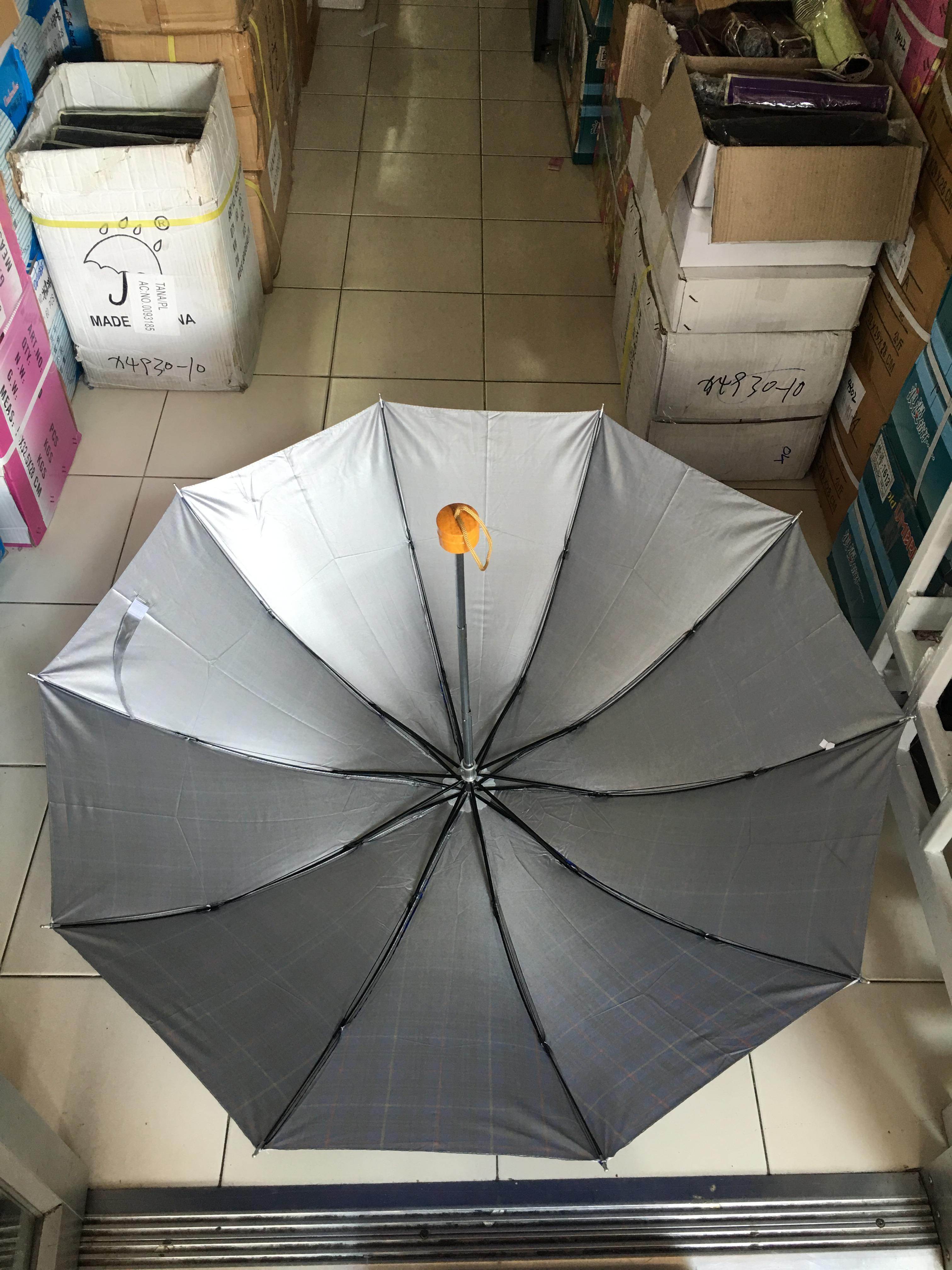 ร่มพับ3ตอน ลายสก็อต 24 นิ้ว ยูวีสีเงิน รหัส 111-2 10 ก้าน