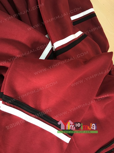 เสื้อแจ็คเก็ตฮู้ดสีเลือดหมู แต่งแถบแขนสองสี ทำเป็นเสื้อรุ่น เจาะตาไก่ใส่เชือก