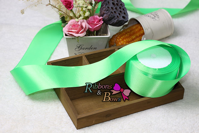 ริบบิ้นผ้าซาตินสีเขียว ม้วน 25 หลาSA033