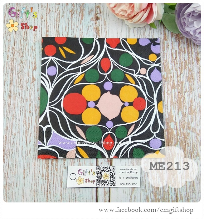กระดาษแนปกิ้น ลาย TALVIPALSATSI black ลายสีแดงส้มม่วงโอลด์โรสเขียว ลายเส้นสีขาว พื้นหลังสีดำ ลายของ Marimekko