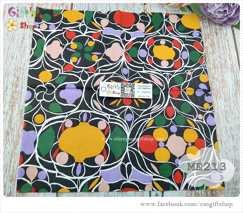 กระดาษแนปกิ้น ลาย TALVIPALSATSI black ลายสีแดงส้มม่วงโอลด์โรสเขียว ลายเส้นสีขาว พื้นหลังสีดำ ลายของ Marimekko