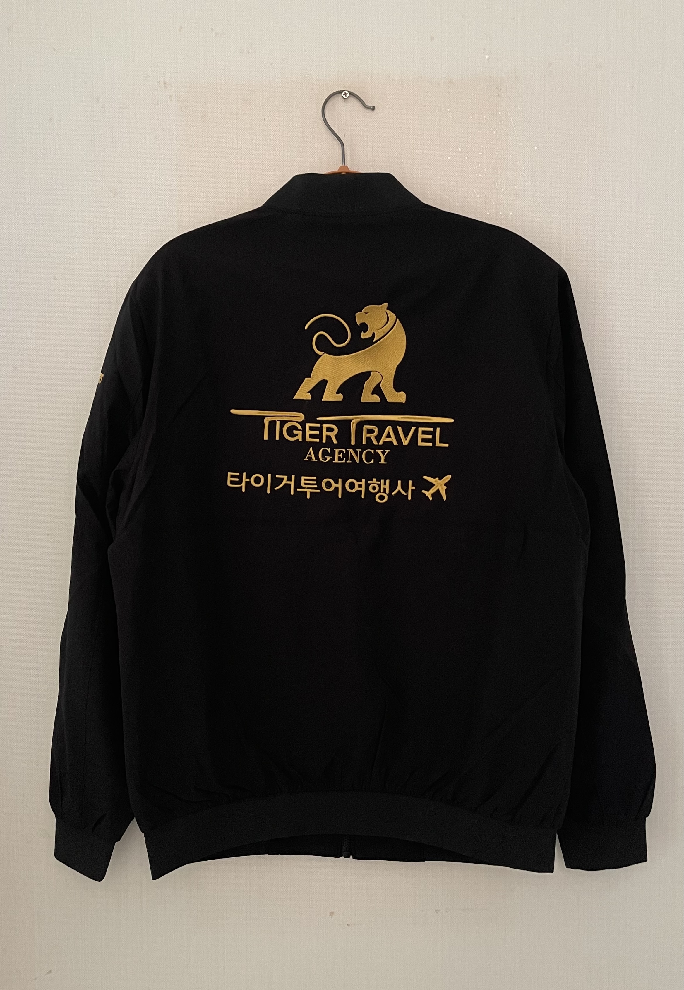 เสื้อแจ็คเก็ตผ้าร่มไมโครพีชสีดำ ปักสีทอง