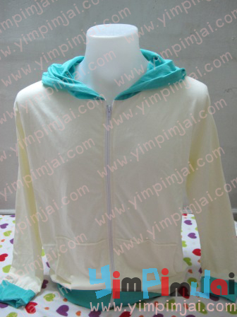 เสื้อฮู๊ดสีครีม แต่งจั๊มแขน ชายเสื้อและหมวก สีเขียวมิ้น มีซิปขาว