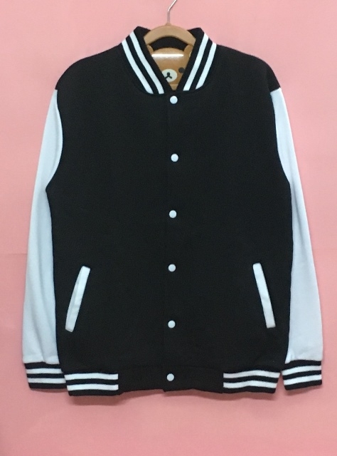 เสื้อแจ็คเก็ตเบสบอลดำขาว สกรีนสียางตามสั่ง