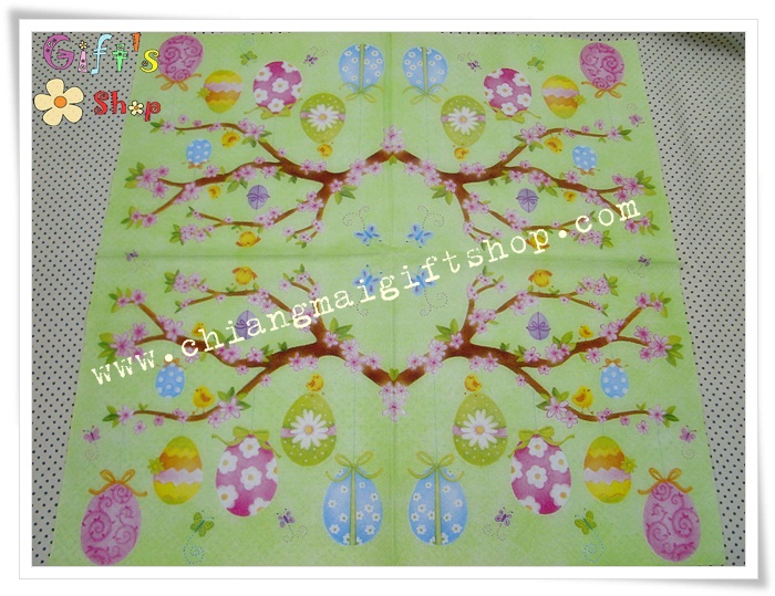 กระดาษแนปกิ้นยุโรป, ลายไข่อีสเตอร์ผูกโบว์แขวนบนกิ่งไม้ดอกไม้สีชมพู, พื้นหลังสีเขียว, ลายไข่, ลายไข่อีสเตอร์, เทศกาลอีสเตอร์