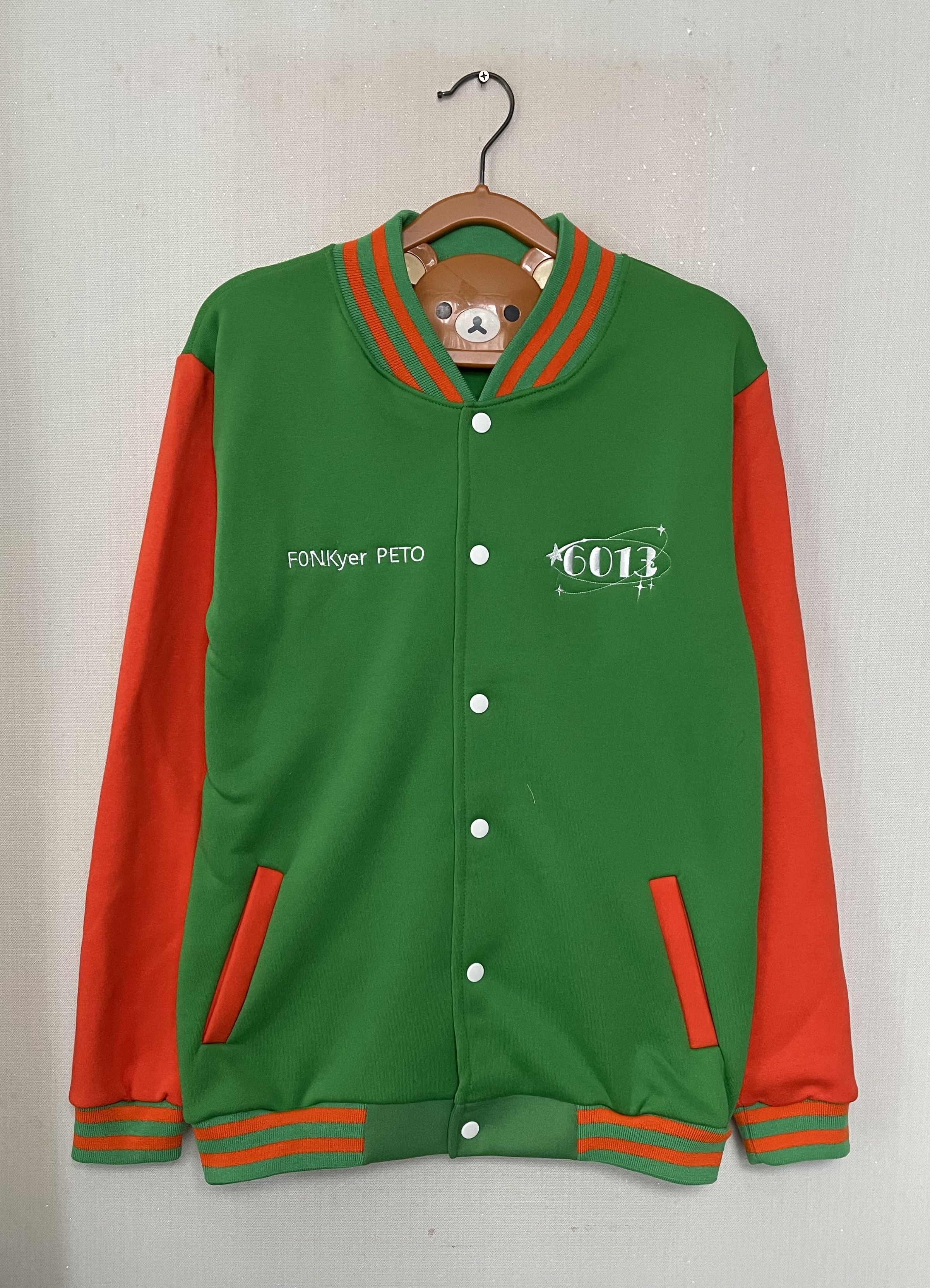 เสื้อแจ็คเก็ตเขียว แขนส้ม