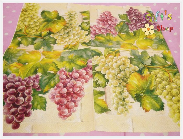 กระดาษแนปกิ้น ลายองุ่นสีเขียว ม่วง พื้นหลังสีขาว