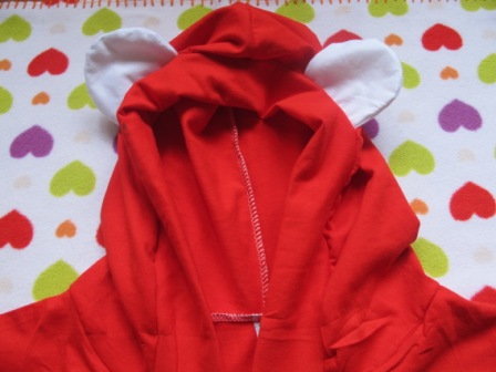 เสื้อฮู้ดสีแดงหูหมีสีขาว