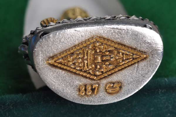 พระพุทธชินราช รูปหล่อฉลุลอยองค์ เนื้อซุ้มชุบเงินซาติน องค์พระชุบทอง รุ่น จอมราชันย์ ปี 2555