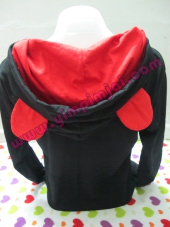 เสื้อฮู้ดแขนยาวสีดำ หูหมีสีแดง ซ้อนหมวกแดง