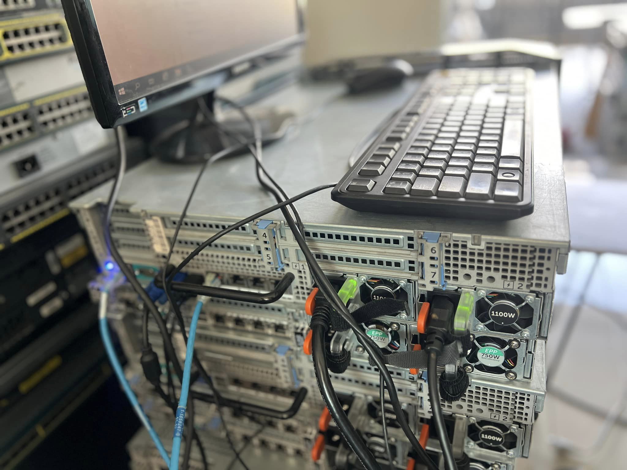 dell r720 2cpu 32gb 20cores sas 4tb hdd 3.5" เซิฟเวอร์มือสองพร้อมใช้งาน