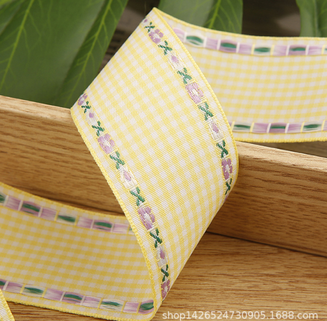 ริบบิ้นผ้าฝ้าย ลายสก๊อด ริมปักดอกไม้ ขนาด 38 มม.