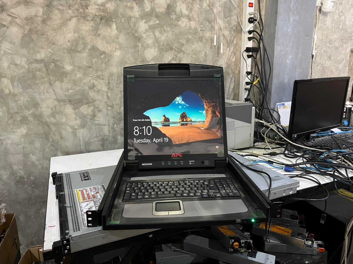 KVM APC 17" Rack LCD Console มือ 2 พร้อมใช้งาน