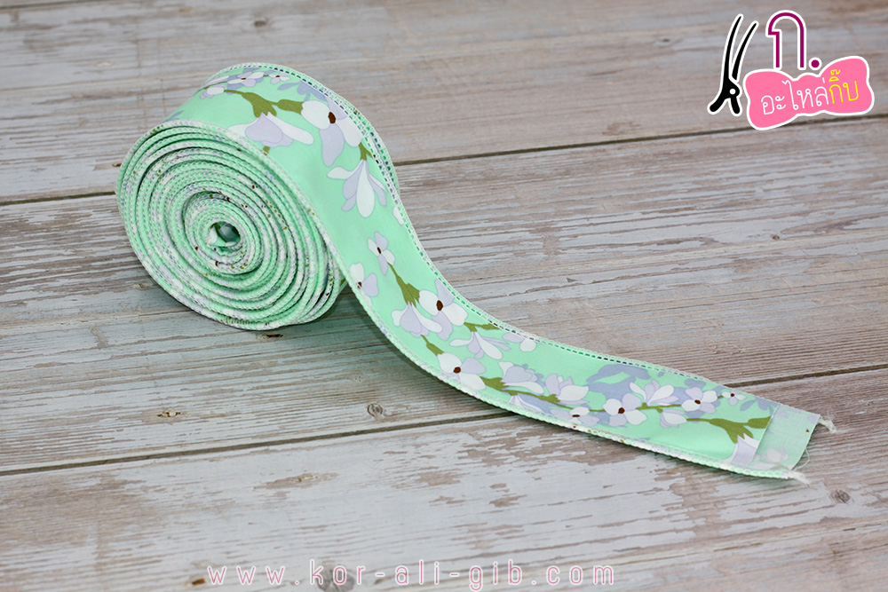 ริบบิ้นผ้าเย็บขอบ ลายดอกบุหงาส่าหรี ขนาด 4ซม. 2 หน้า(ขายเป็นหลา)