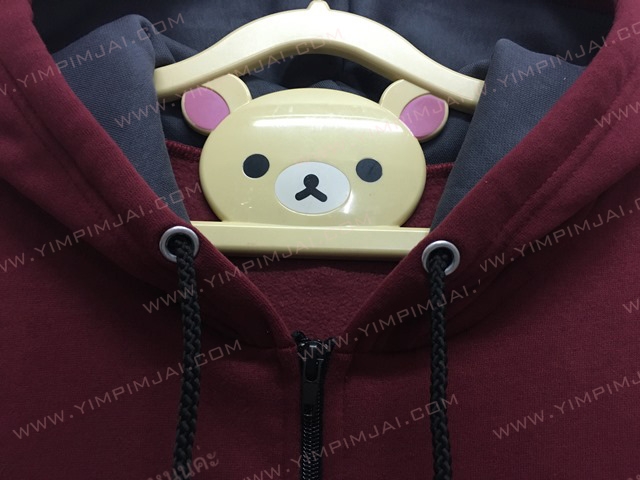 เสื้อแจ็คเก็ตฮู้ดสีเลือดหมู แต่งแถบแขนสองสี ทำเป็นเสื้อรุ่น เจาะตาไก่ใส่เชือก