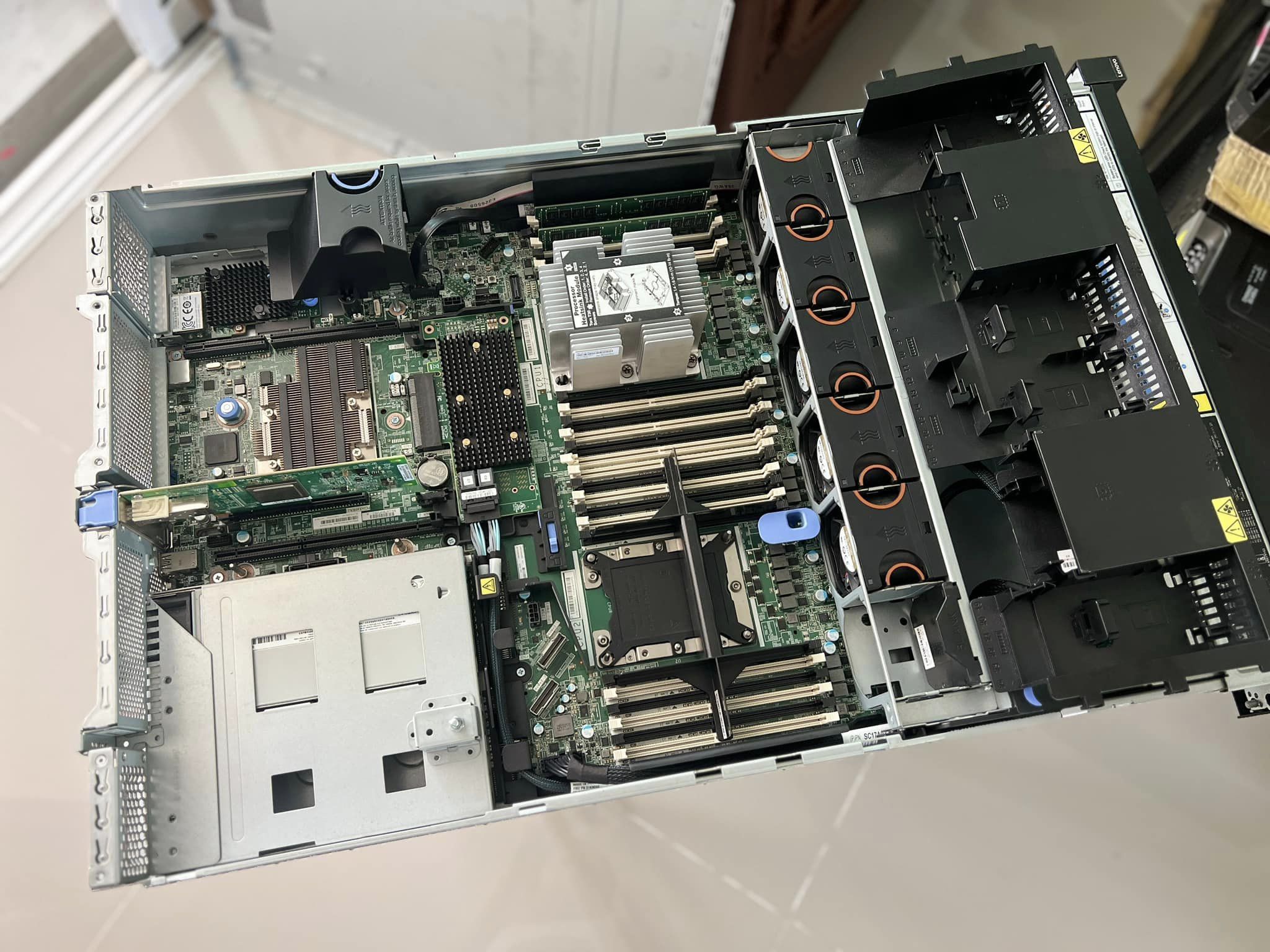 Lenovo ThinkSystem SR650 64gb ssd 240gbเซิฟเวอร์มือสองพร้อมใช้งาน