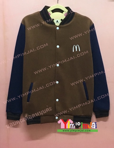 เสื้อกันหนาว เบสบอล สีน้ำตาล แขนยาวดำ กระดุมขาว ลายตามสั่ง เสื้อห้อง เสื้อรุ่น M i am lovin it