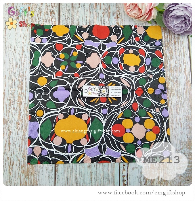 กระดาษแนปกิ้น ลาย TALVIPALSATSI black ลายสีแดงส้มม่วงโอลด์โรสเขียว ลายเส้นสีขาว พื้นหลังสีดำ ลายของ Marimekko