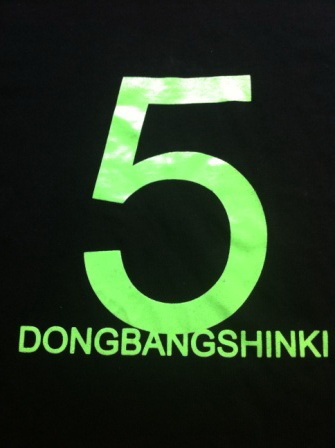 เสื้อยืดสกรีนสีสะท้อนแสง Dongbangshinki