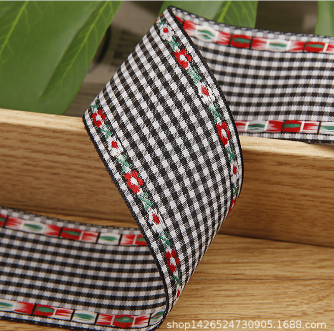 ริบบิ้นผ้าฝ้าย ลายสก๊อด ริมปักดอกไม้ ขนาด 38 มม.