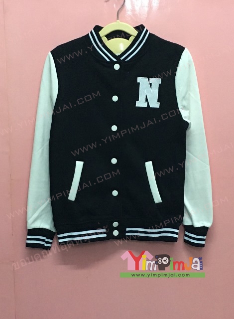 เสื้อกันหนาว เบสบอล สีดำ แขนยาวขาว กระดุมขาว มีกระเป๋า สกรีนตามสั่ง N JUBJANG