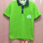 เสื้อโปโลคอปก สีเขียว คอเทา แขนสั้น กระเป๋าอก สกรีนตามสั่ง รูปชูสองนิ้วสู้ไม่ถอย