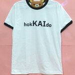 เสื้อยืดขาวคอ+กุ๊นดำ สกรีนเฟลก