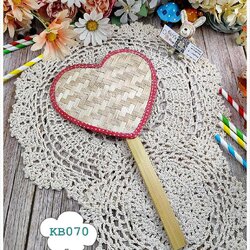 พัดไม้ไผ่สานรูปหัวใจขอบผ้าคอตตอนสีชมพูโอลด์โรสเข้มจุดขาว แบบ 1 ด้าม, พัดหัวใจขอบผ้าลายจุด, พัดหัวใจ, พัดไม้ไผ่, พัดสาน KB070