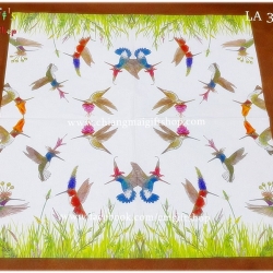 กระดาษแนปกิ้น ลายนกฮัมมิ่งเบิร์ดหลายตัวกำลังบิน นกหัวสีแดงฟ้าน้ำตาล นกมีดอกไม้บนหัวหลายสี กำลังบินบนทุ่งหญ้าสีเขียวสด พื้นหลังสีขาว