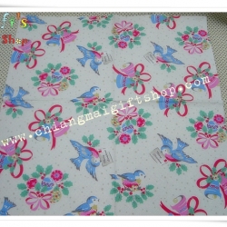 กระดาษแนปกิ้นยุโรป, ลายนกคาบการ์ดอวยพรวันคริสต์มาส, ลายลูกฮอลลี่สีแดง, ลายลูกฮอลลี่, ลายโบว์สีแดง, ลายนก, ลายกระดิ่ง, ลายลูกบอลตกแต่ง, พื้นหลังสีขาว