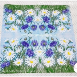 กระดาษแนปกิ้น ลายดอกไม้สีขาว ดอกไม้สีม่วง ดอกหญ้า พื้นหลังสีฟ้าอ่อน