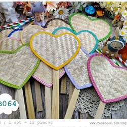 ขายส่ง SALEตำหนิ, ขายลดราคามีตำหนิเล็กน้อย, เกรดบี, พัดไม้ไผ่สานรูปหัวใจขอบผ้า 12 สี ลายจุด, ขายเป็นชุด 1 ชุดมี 12 ด้าม, ประหยัดมาก} รหัสสินค้า KB064