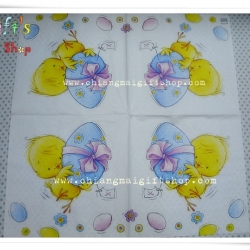 กระดาษแนปกิ้นยุโรป, ลายลูกเจี๊ยบสีเหลืองกอดไข่อีสเตอร์สีฟ้า, ผูกโบว์สีม่วง, พื้นหลังสีขาว, ลายไข่, ลายไข่อีสเตอร์, เทศกาลอีสเตอร์