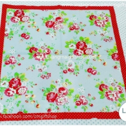 กระดาษแนปกิ้นยุโรป, ลายดอกกุหลาบ, ลายดอกไม้สีแดง, ลายดอกไม้สีฟ้า, พื้นหลังสีฟ้าอมเทาเข้ม, ขอบลายจุดขาวพื้นแดง, ลายของ Cath kidston