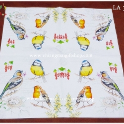 กระดาษแนปกิ้น ลายนกสีฟ้าเขียวน้ำตาลปากคาบดอกไม้สีชมพูเกาะกิ่่งไม้ที่มีรังนกและไข่นก นกสีส้มเกาะกิ่งไม้ที่มีดอกไม้เหลือง นกสีเหลืองฟ้าเกาะกิ่งไม้ พื้นหลังสีขาว