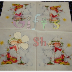 กระดาษแนปกิ้น ลายเด็กนั่งบนกล่องของขวัญ พื้นหลังสีขาว