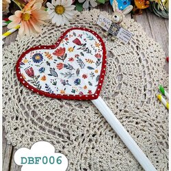 พัดเดคูพาจลายดอกไม้เล็กๆ, พัดหัวใจลายดอกไม้เล็กๆ, พัดหัวใจขอบผ้าสีแดงลายจุดสีขาว , พัดเดคูพาจ รหัส DBF006