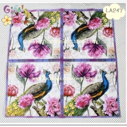 กระดาษแนปกิ้น ลายนกยูง กับดอกไม้สีชมพู ม่วง พื้นหลังลายกระดาษข้อความ