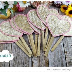 ขายส่ง SALEตำหนิ, ขายลดราคามีตำหนิ, เกรดบี, พัดไม้ไผ่สานรูปหัวใจขอบผ้าสีชมพูอ่อนลายจุดสีขาว ขายเป็นชุด 1 ชุดมี 12 ด้าม, ประหยัดมาก, ไม่เน้นสวยงามคุ้มมาก