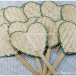 พัดไม้ไผ่สานรูปหัวใจขอบผ้าคอตตอนสีเขียวอ่อนจุดขาว ชุด 20 ด้าม