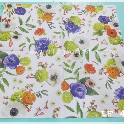 กระดาษแนปกิ้น ลายดอกไม้สีม่วง สีขาว พื้นหลังสีขาว