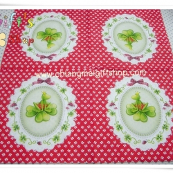 กระดาษแนปกิ้น ลายเจ้าชายกบ บนดอกไม้นำโชค lucky clover พื้นหลังสีแดง