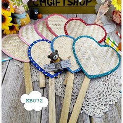 ขายส่ง SALEตำหนิ, ขายลดราคามีตำหนิเล็กน้อย, เกรดบี, พัดไม้ไผ่สานรูปหัวใจขอบผ้า 8 สี ลายจุด, ขายเป็นชุด 1 ชุดมี 8 ด้าม, ประหยัดมาก รหัสสินค้า KB072