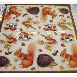 กระดาษแนปกิ้น ลายกระรอก นก เม่น เห็ด ใบเมเปิ้ล พื้นหลังสีน้ำตาลอ่อน