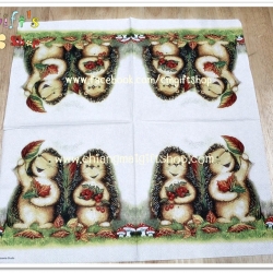 กระดาษแนปกิ้น ลายเม่นน้อย 2 ตัว เก็บใบไม้ร่วง พื้นหลังสีขาว