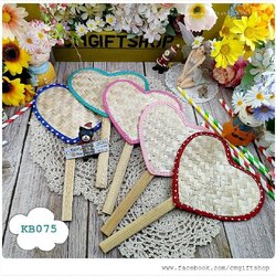 ขายส่ง SALEตำหนิ, ขายลดราคามีตำหนิเล็กน้อย, เกรดบี, พัดไม้ไผ่สานรูปหัวใจขอบผ้า 5 สี ลายจุด, ขายเป็นชุด 1 ชุดมี 5 ด้าม, ประหยัดมาก รหัสสินค้า KB075