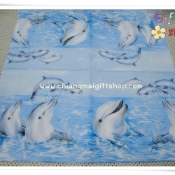 กระดาษแนปกิ้น ลายปลาโลมา กระโดดเหนือน้ำ 3 ตัว พื้นหลังสีฟ้าอ่อน