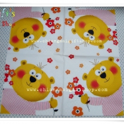 กระดาษแนปกิ้น ลายหมีสีเหลืองใส่เสื้อลาย ถือดอกไม้สีแดง สีส้ม พื้นหลังสีขาว