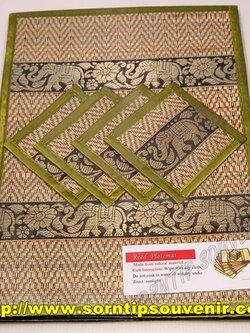 เซ็ตที่รองจาน ที่รองแก้วเสื่อกกสีเขียวอ่อน 4 ที่ ของที่ระลึกไทย